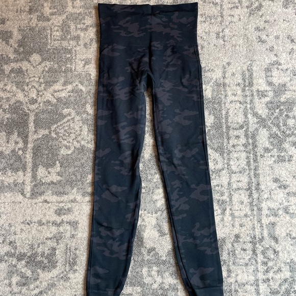 SPANX Look at Me Now Seamless Leggings - Picture 3 of 5